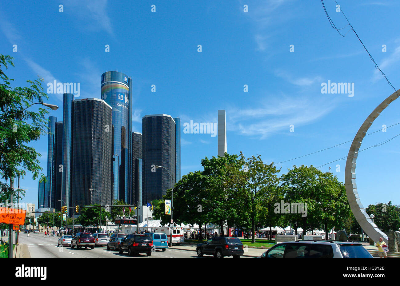 Renaissance Center, GM Rencen à Detroit, Michigan, USA - Photo avec Hart Plaza et ses sculptures art transcendant et pylône Banque D'Images