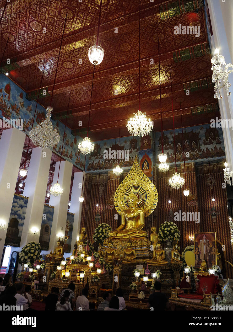 La principale statue de Bouddha dans la salle de prière de Wat Chana Songkram. Banque D'Images