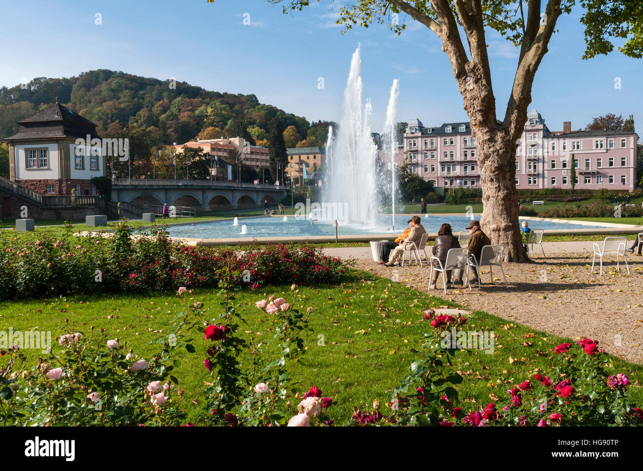 Les visiteurs de Bad Kissingen profitant du soleil dans le Rosengarten, Bavière en Allemagne. Banque D'Images