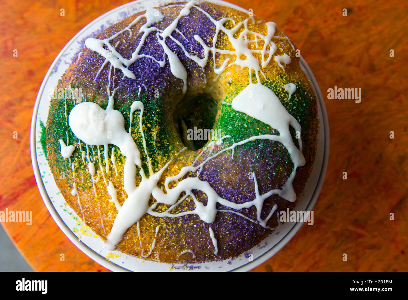 La Nouvelle Orléans king cake de près sur une table. Banque D'Images