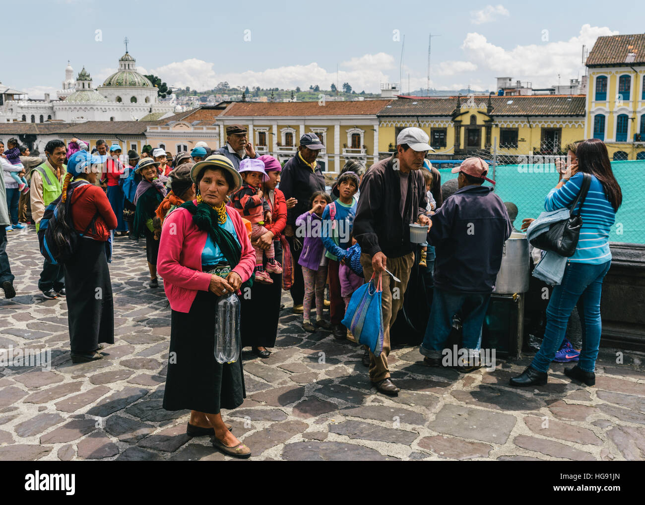 Les résidents de l'Inca la queue dans le centre de Quito pour une collecte d'aliments fournis par un organisme de bienfaisance local Banque D'Images
