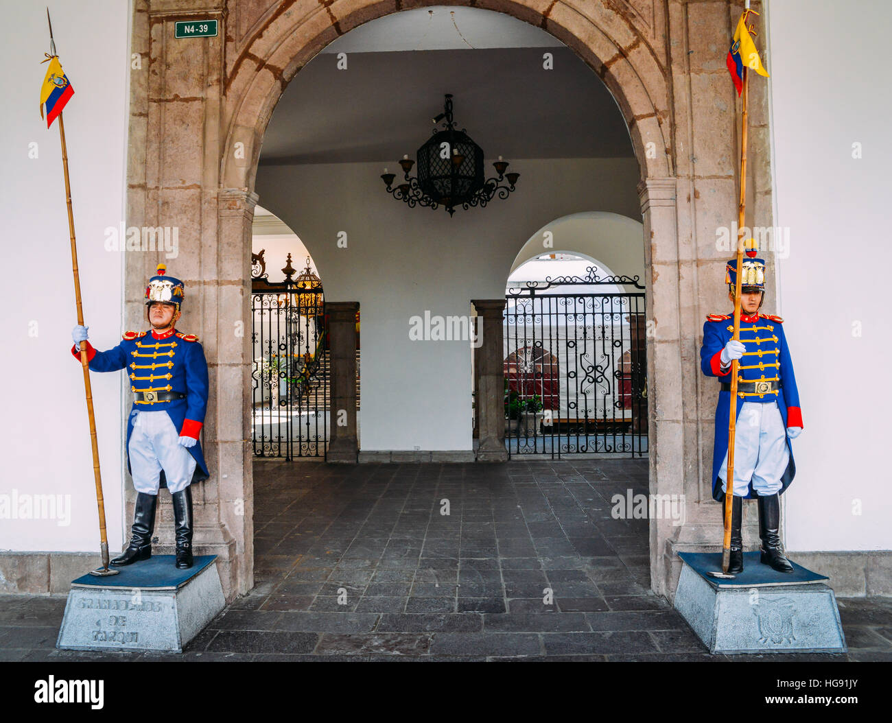 Garde de Palais présidentiel (Carondelet) sur la Plaza Grande, dans la vieille ville de Quito, Équateur Banque D'Images
