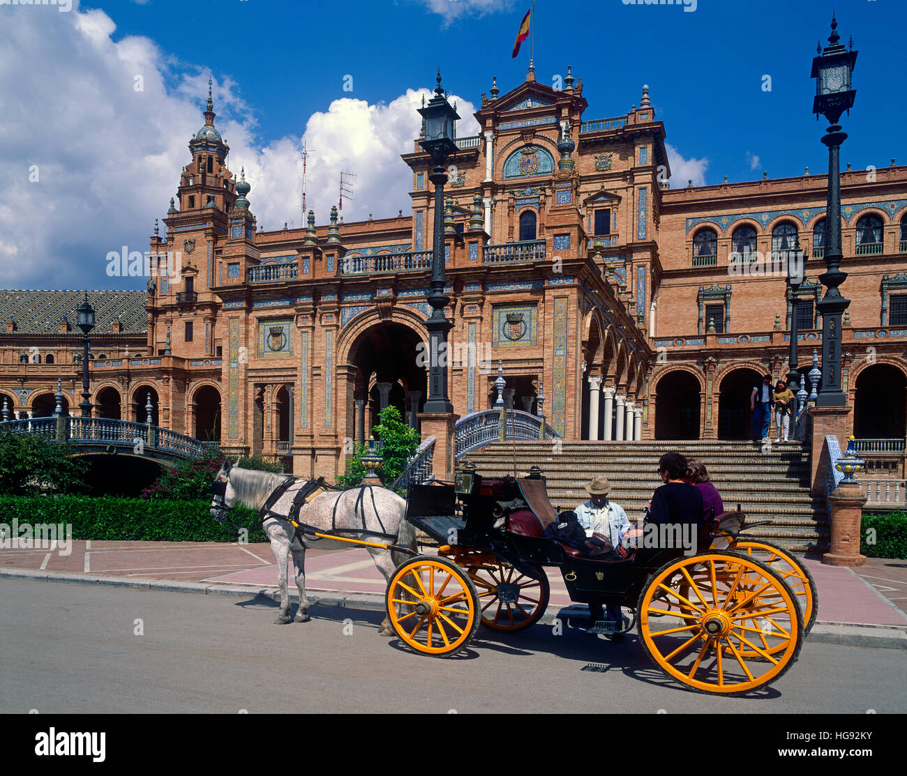 Les touristes en calèche à la Plaza de España, Séville, Andalousie, Espagne Banque D'Images