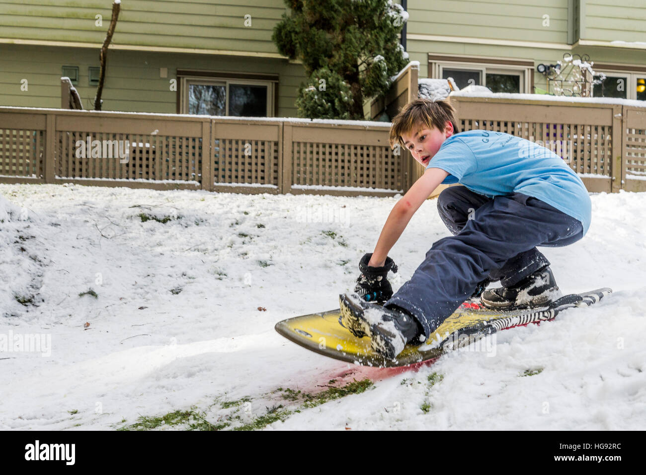Garçon a plaisir dans la neige, Burnaby, Colombie-Britannique, Canada. Banque D'Images