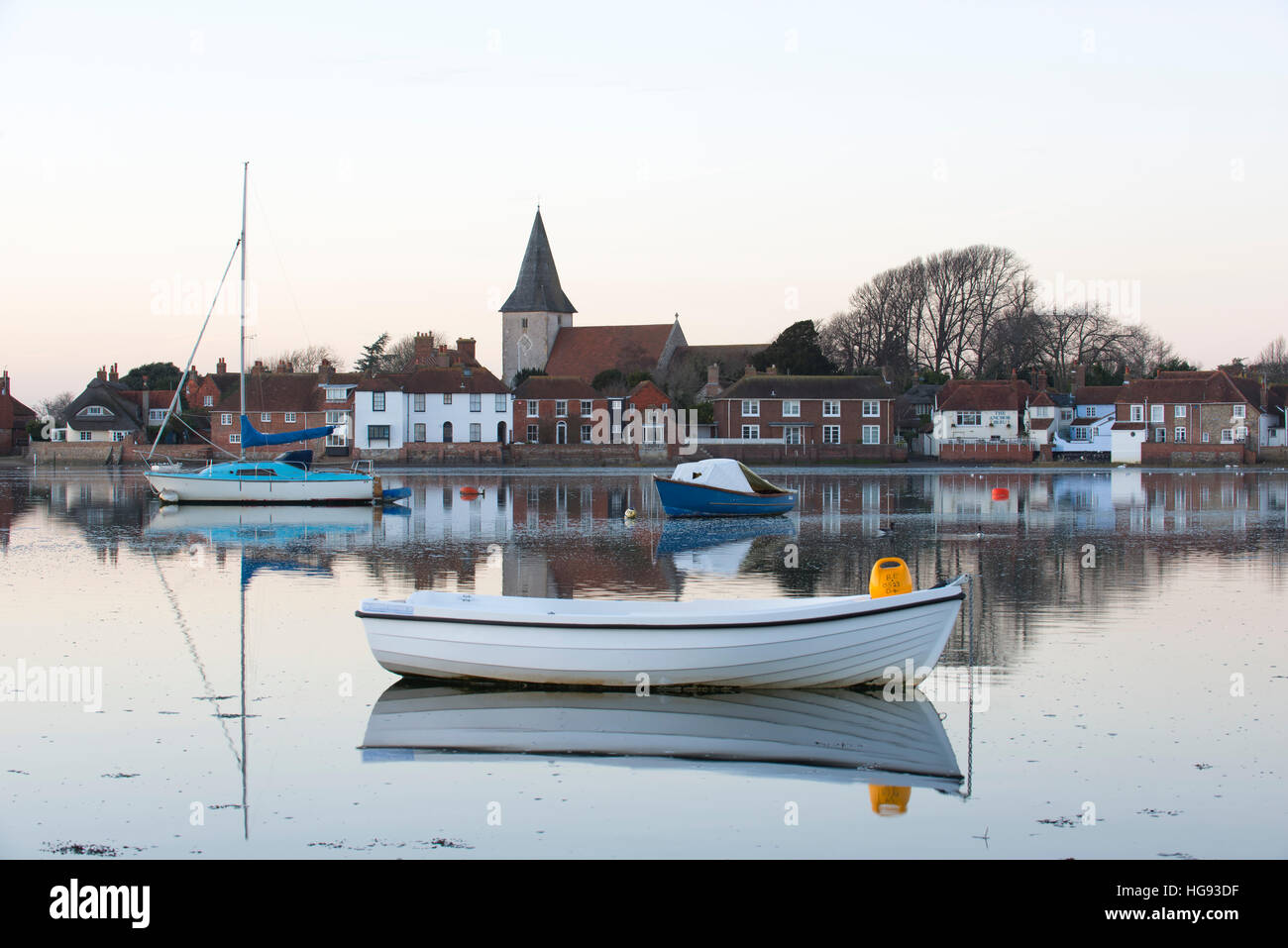 Un coucher de soleil sur le port à Bosham village de lumière tamisée, West Sussex, UK Banque D'Images