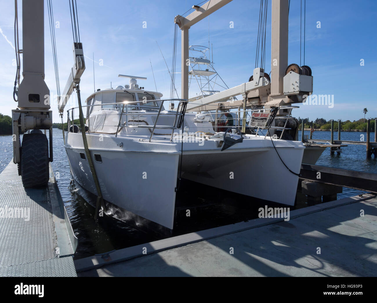 Une entreprise Trawlercat soulevée hors de l'eau dans un bateau palan palonnier Banque D'Images