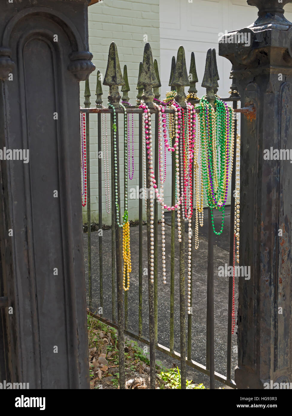 Des perles sur une clôture après Mardi Gras, La Nouvelle-Orléans Banque D'Images