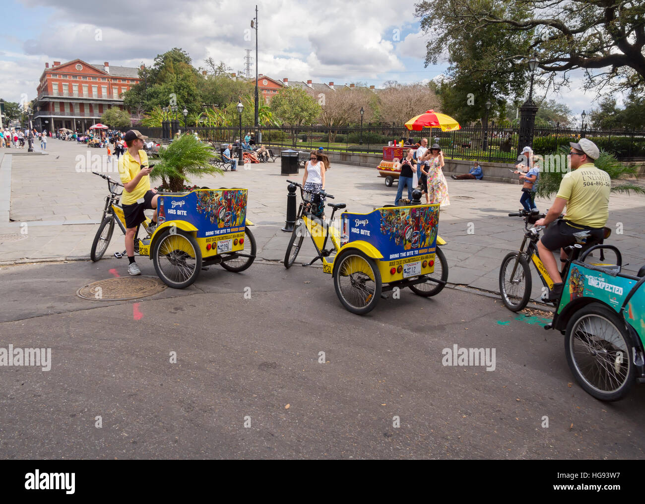 Des vélotaxis attendre que les clients à Jackson Square, New Orleans Banque D'Images