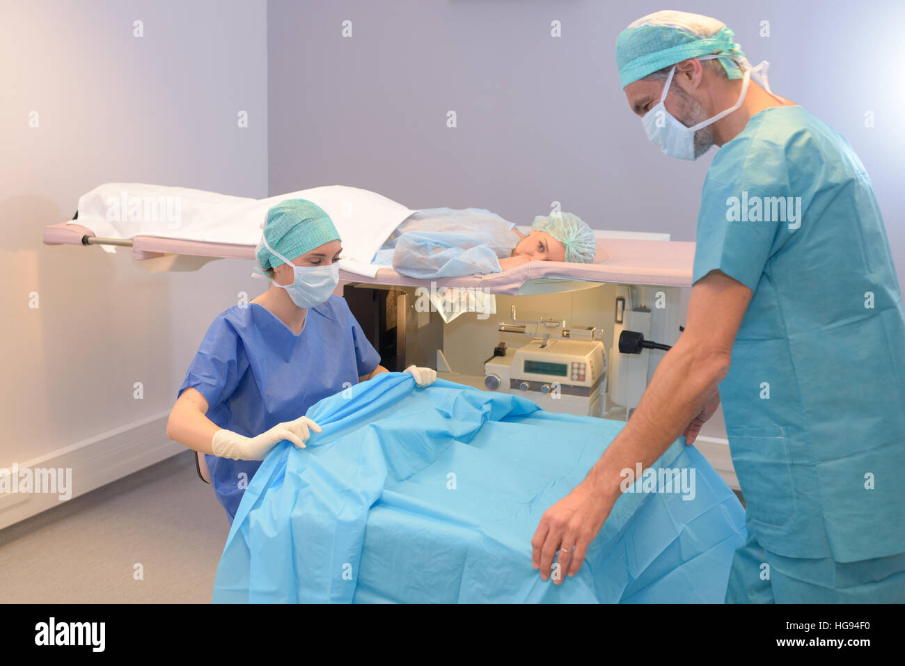 Médecin et l'infirmière pour préparer la procédure médicale Banque D'Images
