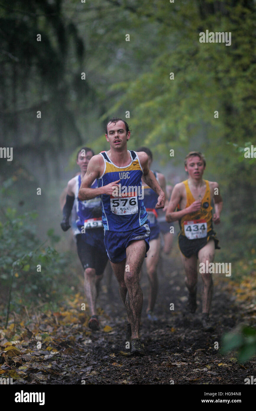 (Vancouver, Canada---26 novembre 2011) Simon de loi d'exécution dans le junior boys / mens course à l'Athlétisme Canada 2011 Champion national de Cross Country Banque D'Images
