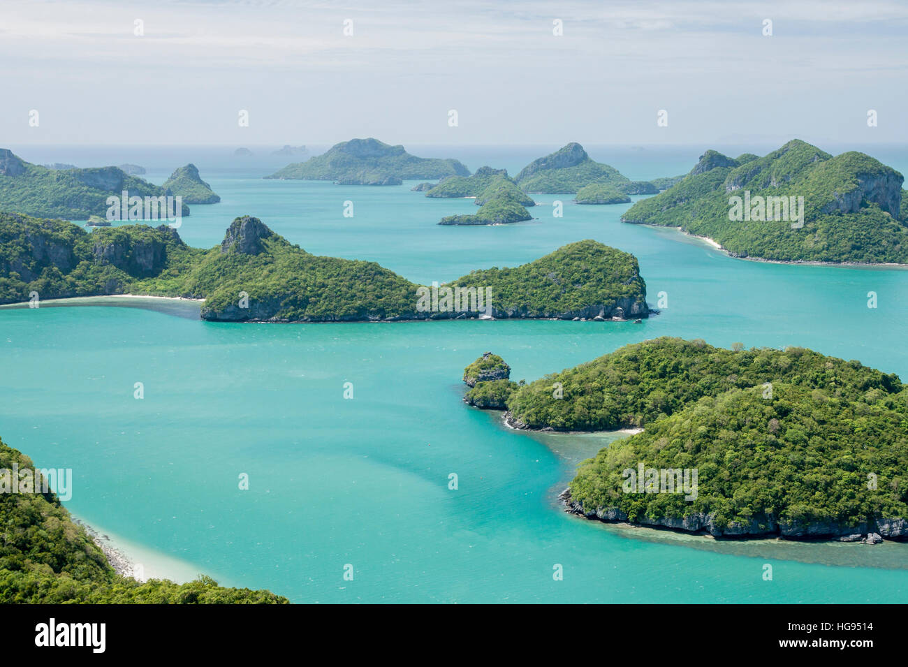 Angthong Marine Park, près de Koh Samui, Thaïlande. Belle île tropicale vue panoramique avec ciel bleu et l'eau, nat thaïe exotique Banque D'Images