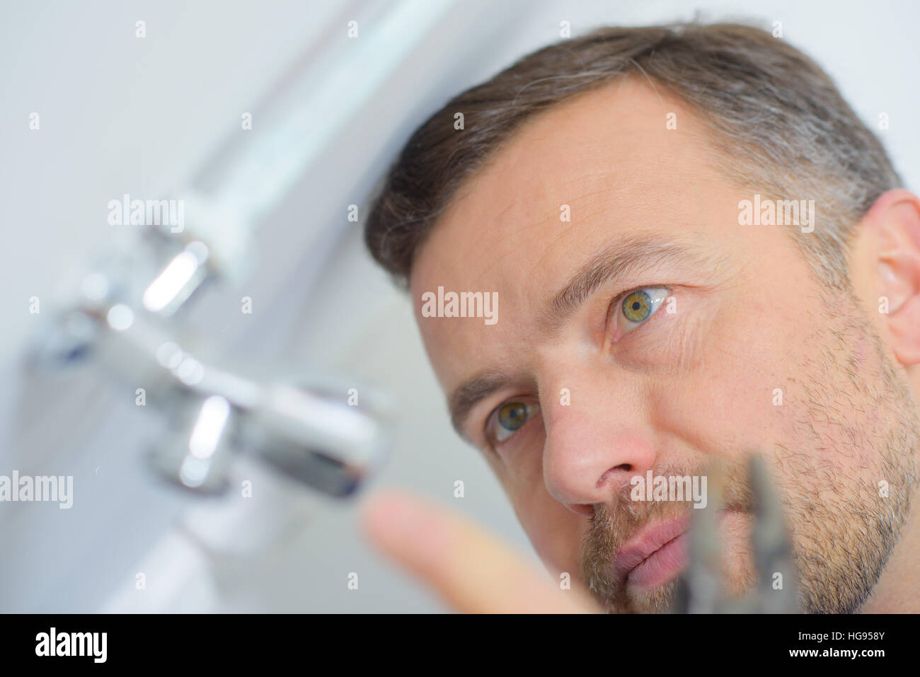 Contrôle de la connexion du tube de travailleur Banque D'Images