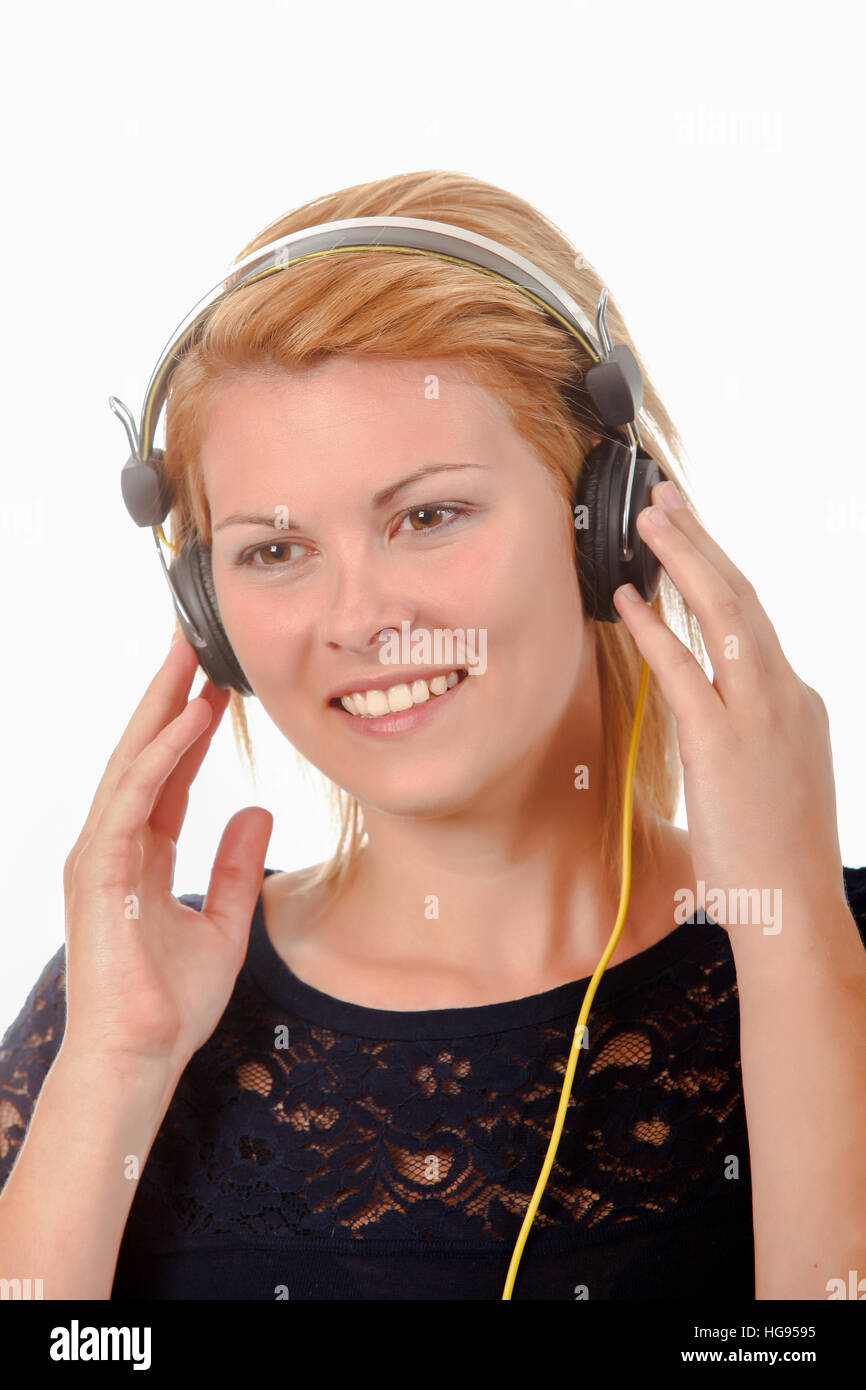 Young woman listening to music Banque D'Images