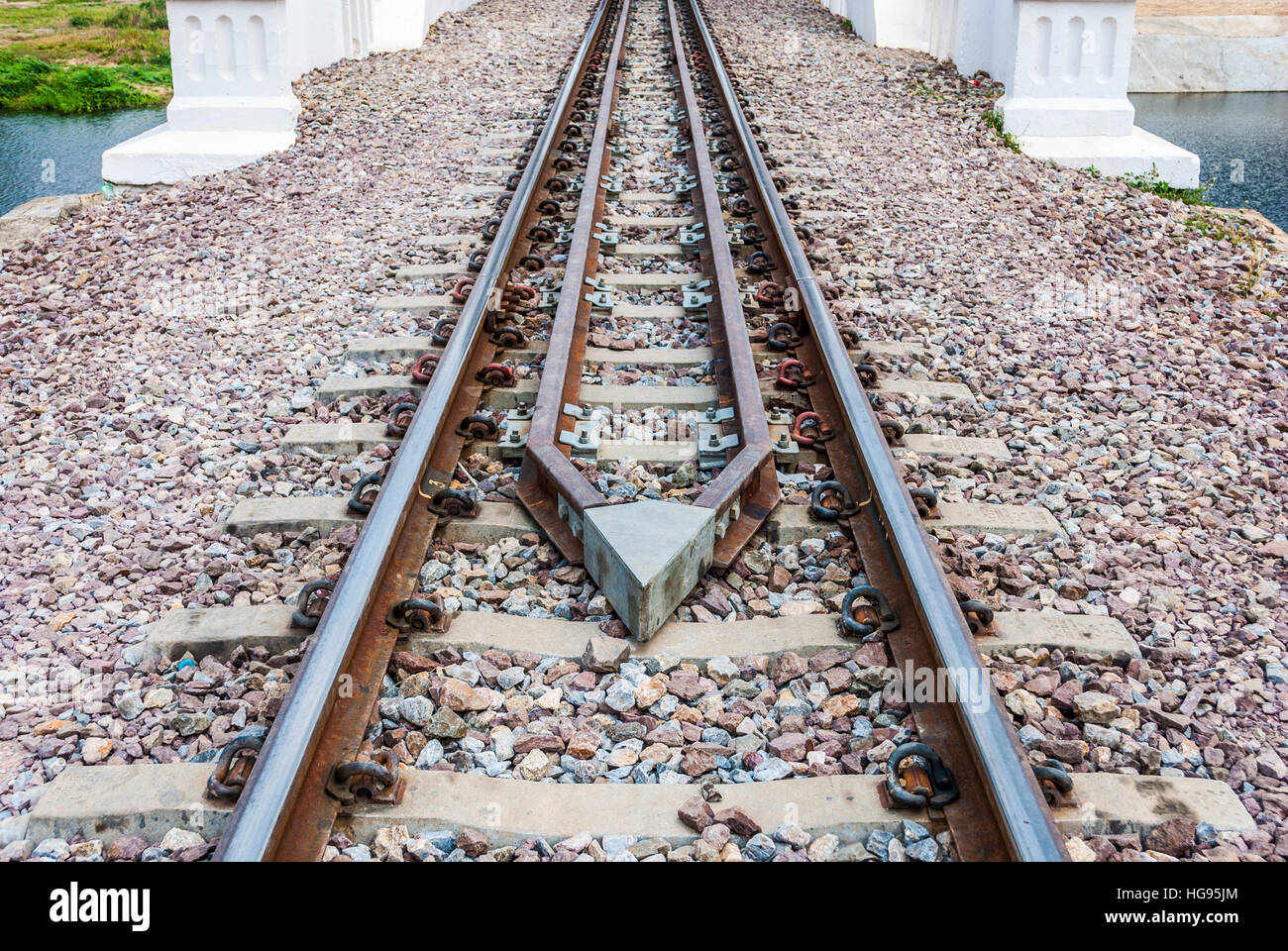 Le garde-corps de pont en béton sur la voie de chemin de fer Photo