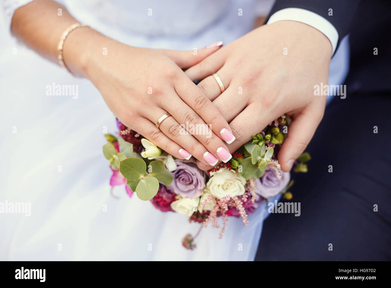 Mains de mariée et le marié avec joints toriques de bouquet de mariage. Concept de mariage Banque D'Images