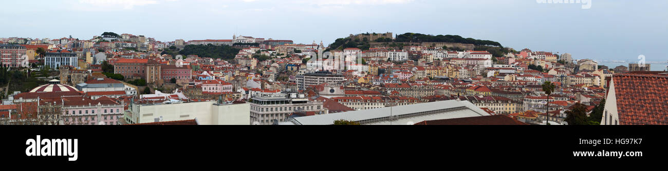 Le Portugal, l'Europe : les toits de Lisbonne, avec vue sur les toits rouges, les palais de la vieille ville et le château de Saint George (le château São Jorge) Banque D'Images