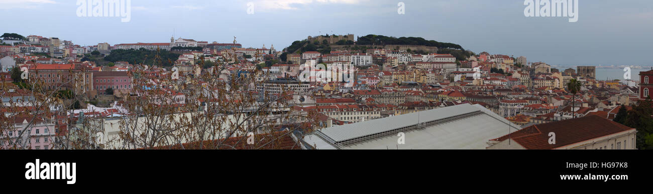 Le Portugal, l'Europe : les toits de Lisbonne, avec vue sur les toits rouges, les palais de la vieille ville et le château de Saint George (le château São Jorge) Banque D'Images