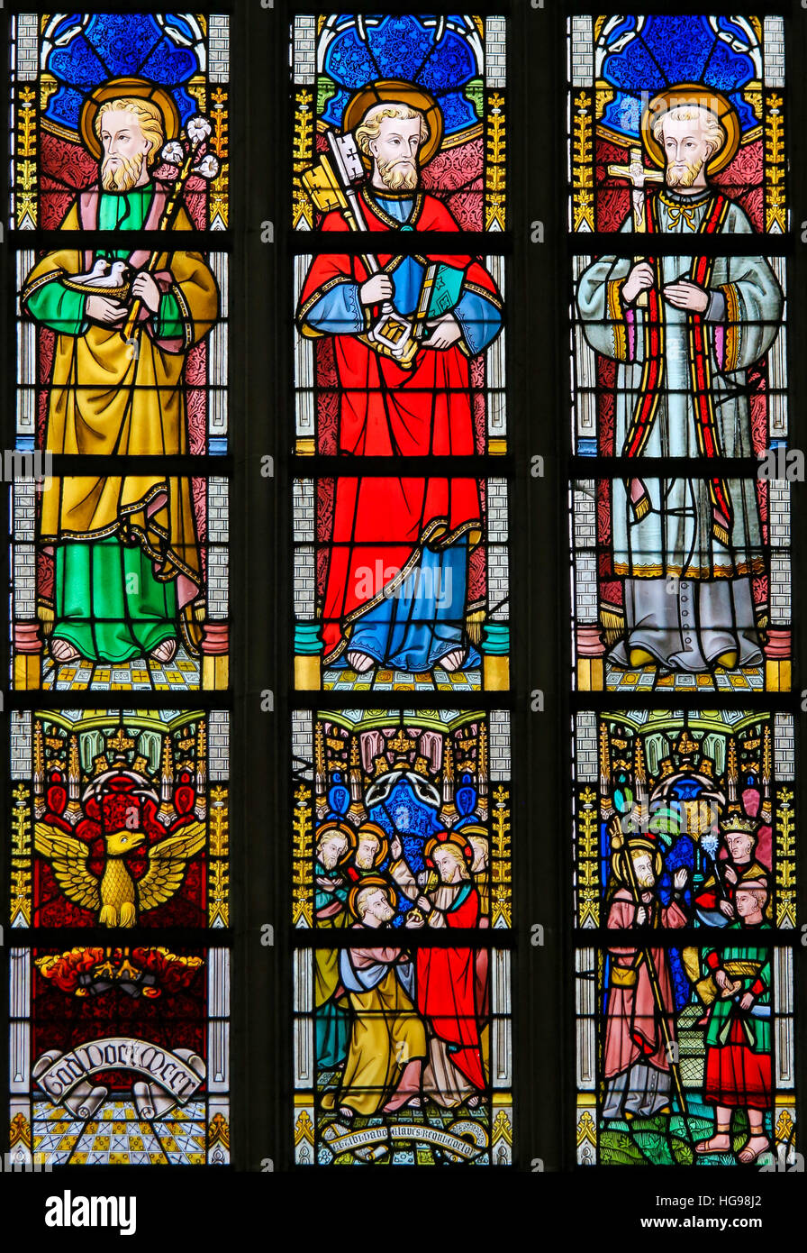 Vitrail représentant Saint Joseph, Saint Pierre et Saint François Xavier, dans la Cathédrale de Saint-bavon à Gand, Flandre orientale, Belgique. Banque D'Images