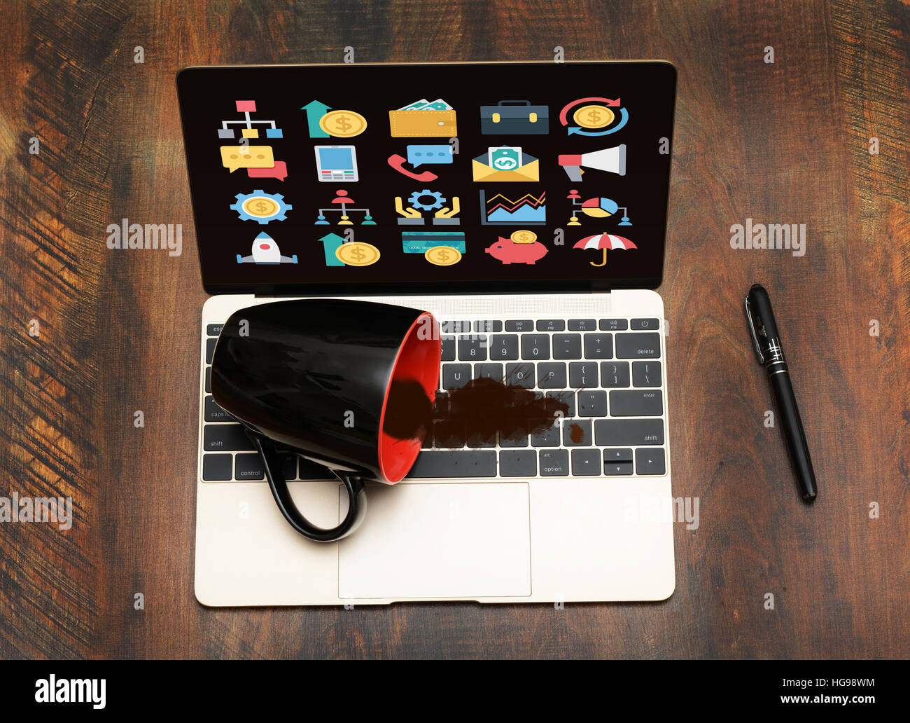 Tasse de café renversé vers le haut sur le clavier d'ordinateur portable. Banque D'Images Tasse de café renversé vers le haut sur le clavier d'ordinateur portable. Banque D'Images