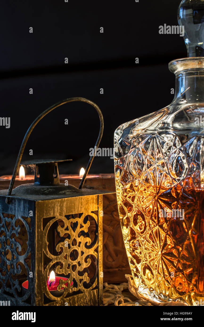 Bouteille de whisky et gravé avec bougie Photo Stock - Alamy