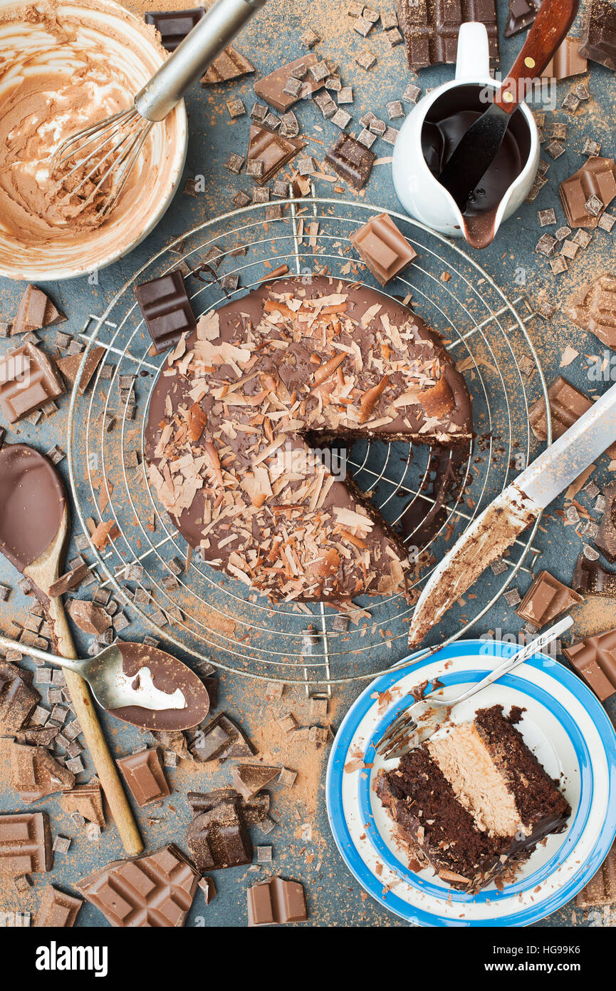 Un gâchis de chocolat. Gâteau au chocolat, de bars, de morceaux et la poudre sur l'ardoise Banque D'Images