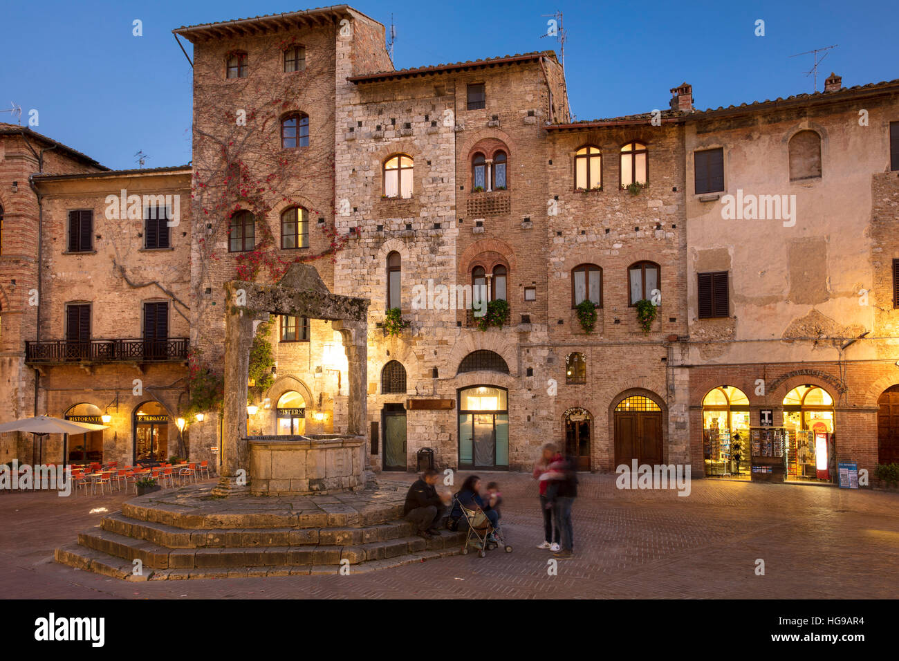 Crépuscule sur la Piazza della Cisterna, San Gimignano, Toscane, Italie Banque D'Images