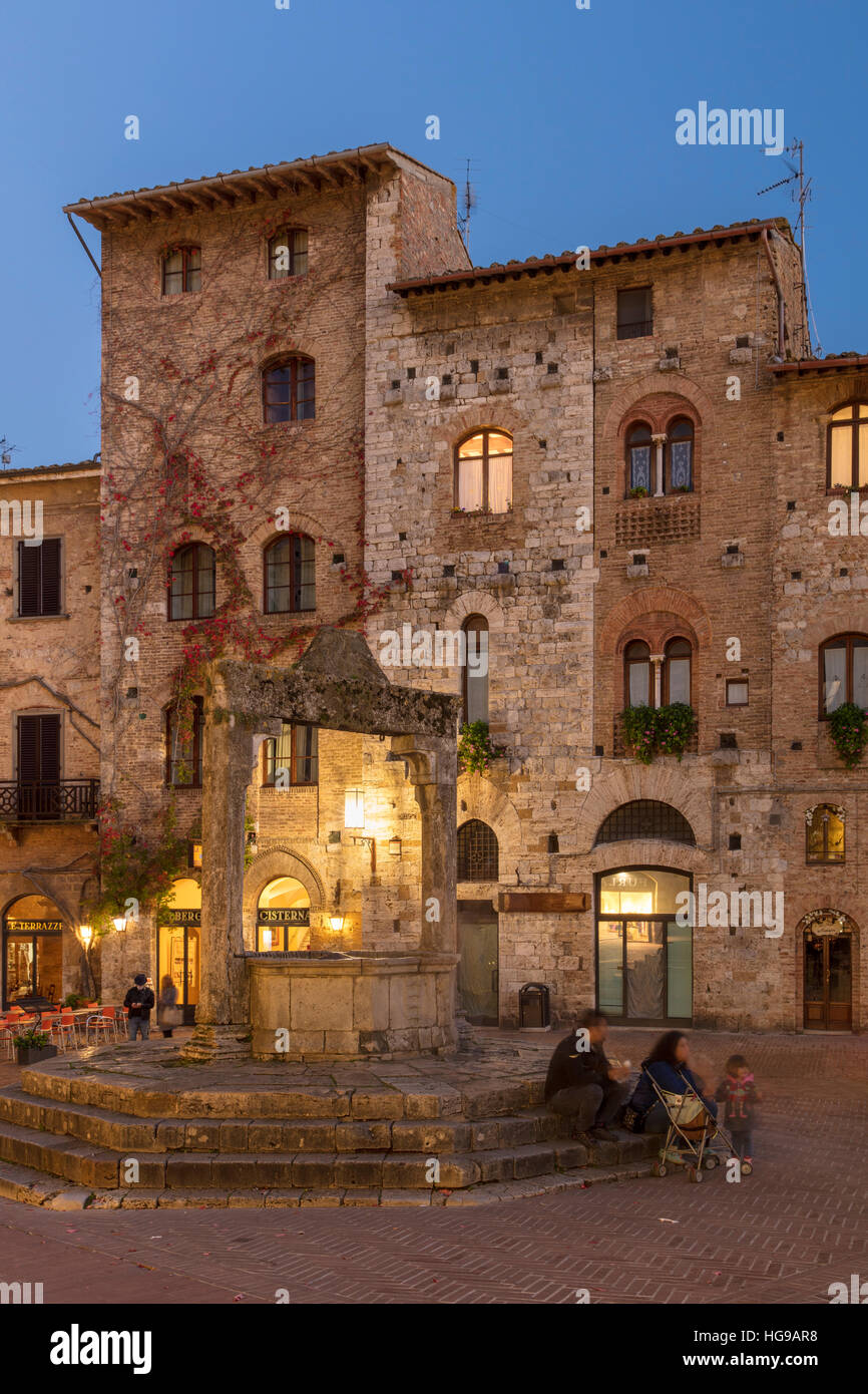 Crépuscule sur la Piazza della Cisterna, San Gimignano, Toscane, Italie Banque D'Images