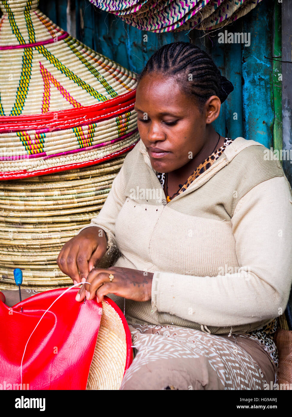 Femme éthiopienne fait Habesha paniers pour vendre sur un marché local à Addis Abeba. Banque D'Images