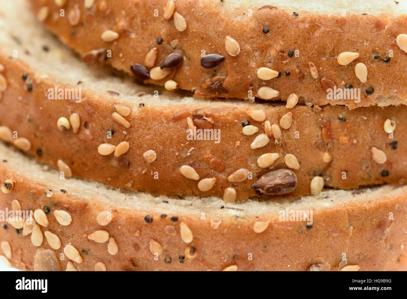 Tranches de pain Lot ensemencé Warburtons semences cinq combinaison de lin, millet, pavot, tournesol, et le sésame. Banque D'Images