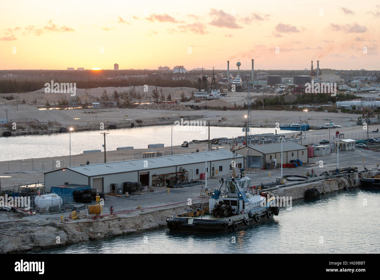 Le coucher du soleil sur le port sur l'île de Grand Bahama. Banque D'Images