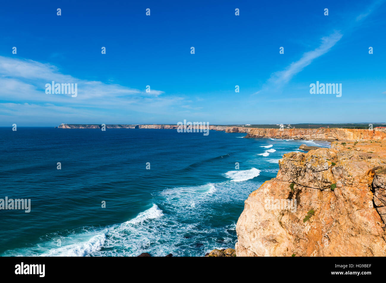 Vue sur le cap Saint Vincent (Cabo de Sao Vincente) à Lagos, Algarve, Portugal ; le concept de voyage au Portugal Banque D'Images