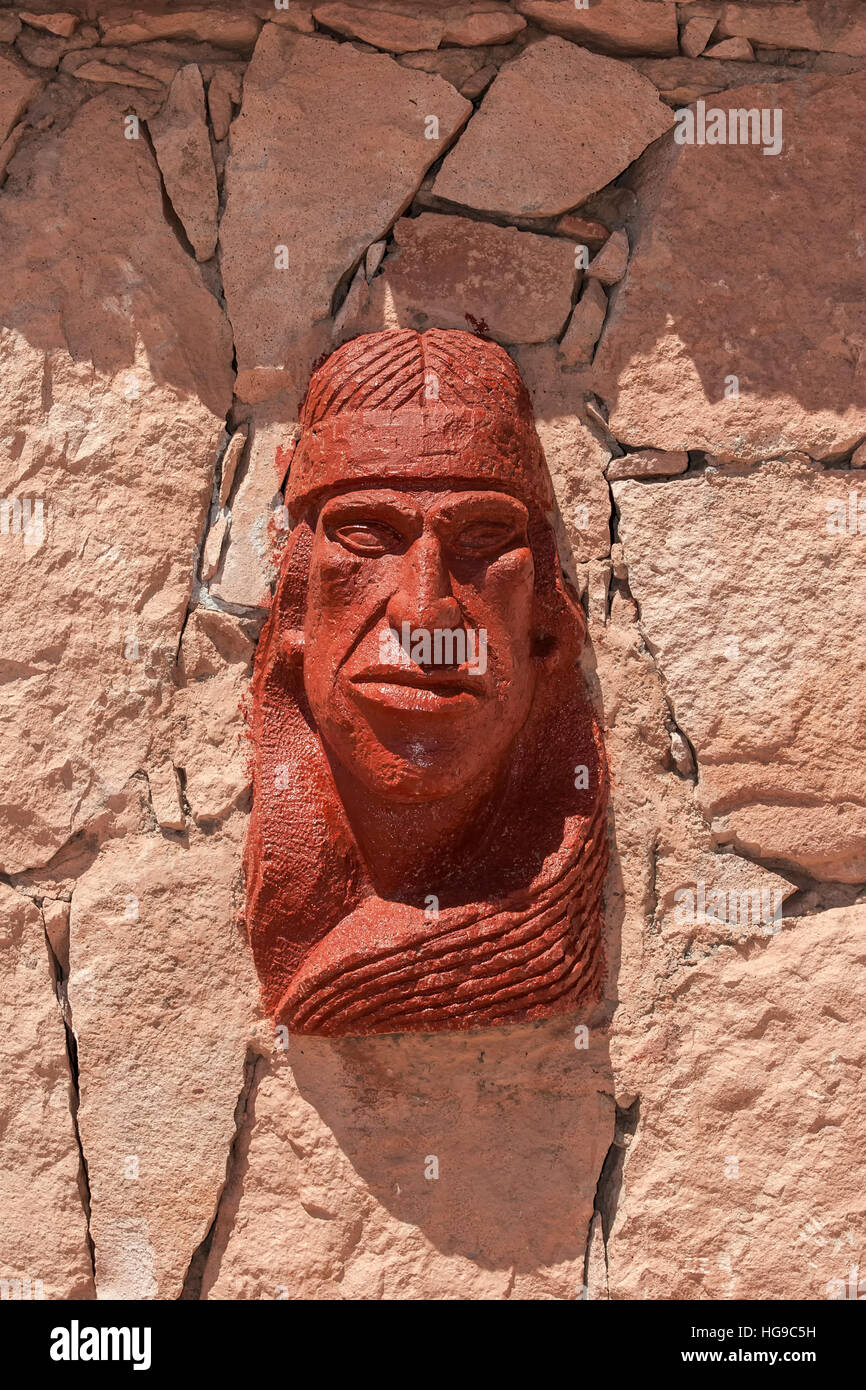 Sculpture de visage de l'homme indien, mémorial pour les Indiens massacrés par les Espagnols en 1540, près de San Pedro de Atacama, Chili Banque D'Images