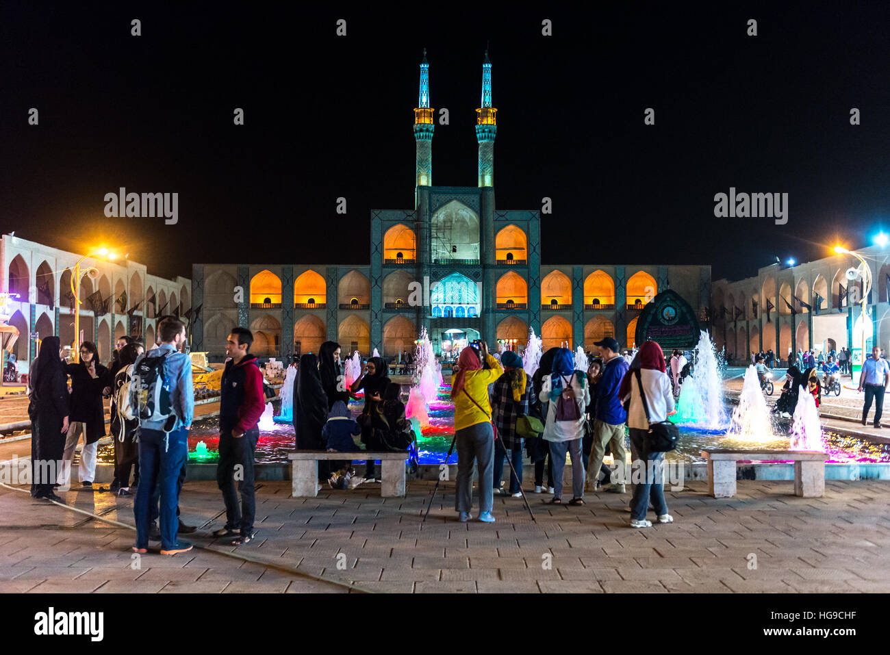 Les gens en face de Amir Chakhmaq complexe sur le même nom square à Yazd, Iran ville Banque D'Images