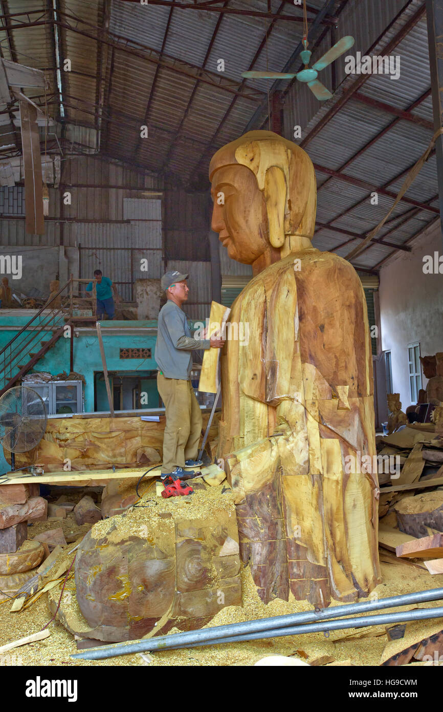 Carver remplissant la sculpture Bouddha Géant. Banque D'Images