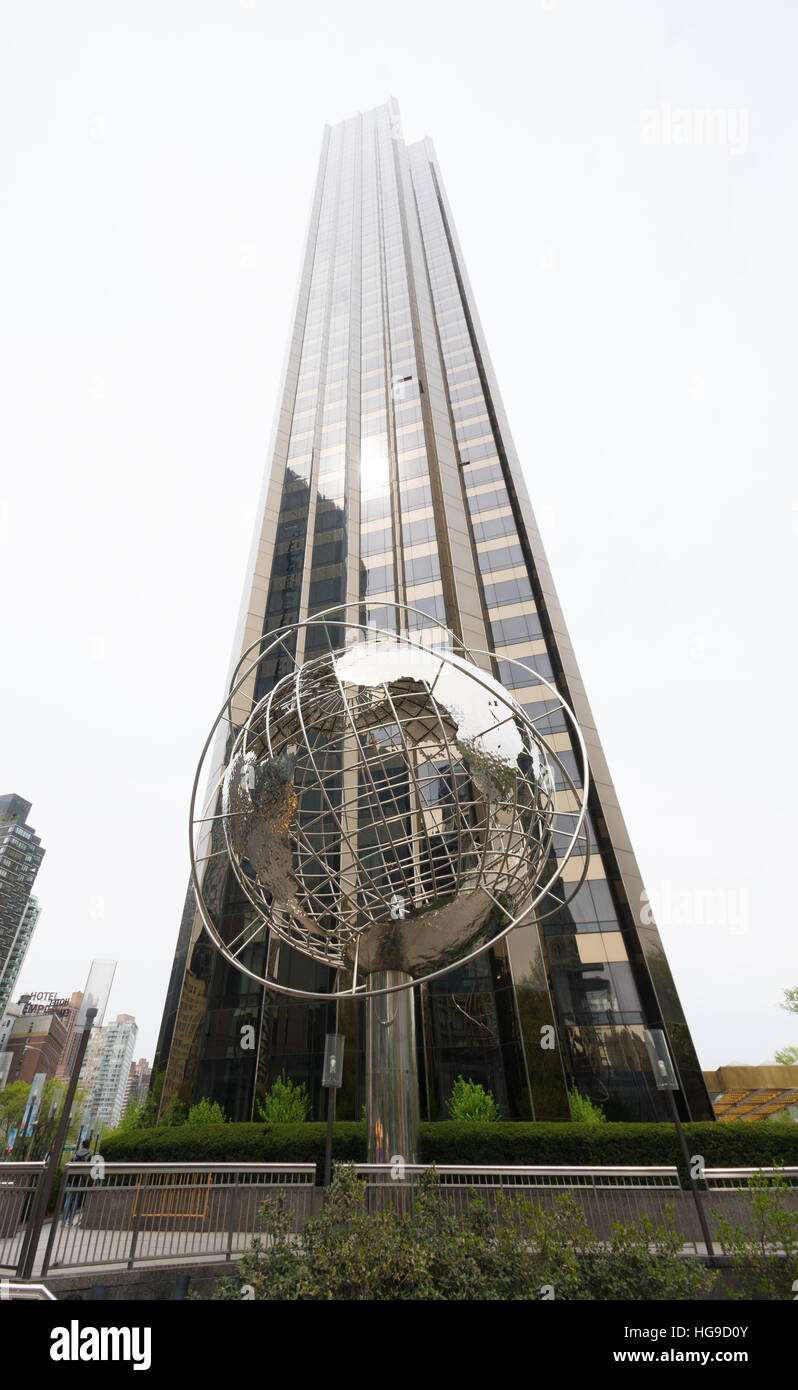 NEW YORK - Le 28 avril 2016 : Columbus Circle est un pays fortement trafficed intersection et le point à partir duquel toutes les distances sont mesurées de NEW YORK Banque D'Images