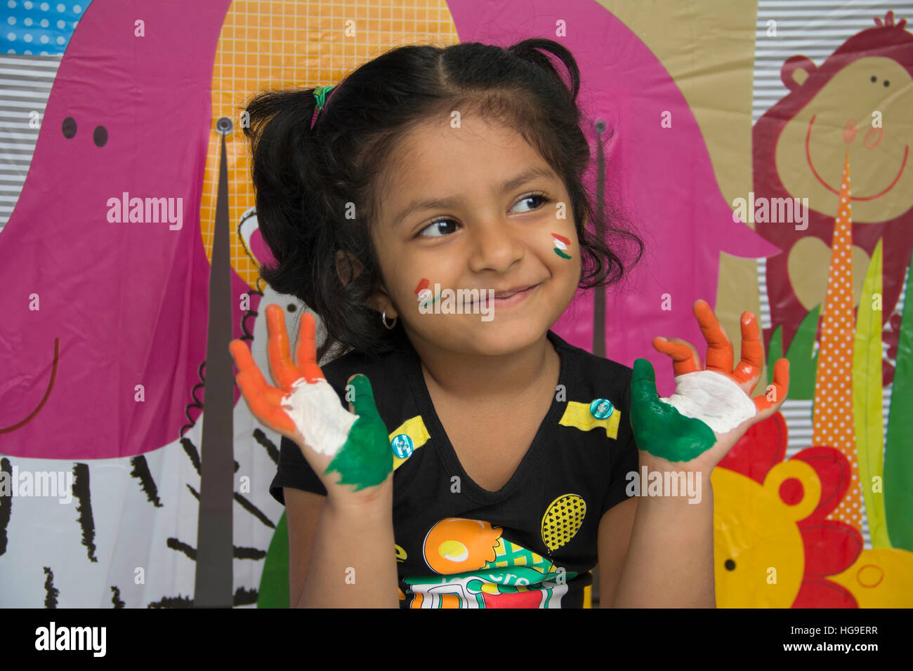 Little smiling Indian girl montrant mains peints de couleur tri indien Banque D'Images