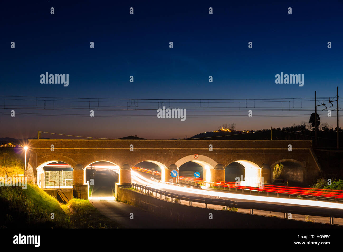 Pont ferroviaire sur route en Toscane, Italie Banque D'Images