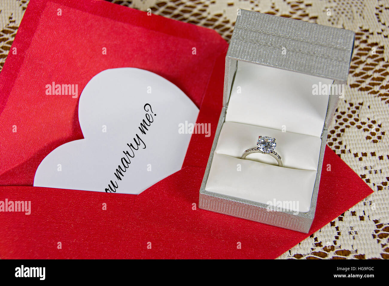 Proposition de mariage coeur blanc en rouge sur l'enveloppe avec bague à diamant solitaire en satin fort Banque D'Images