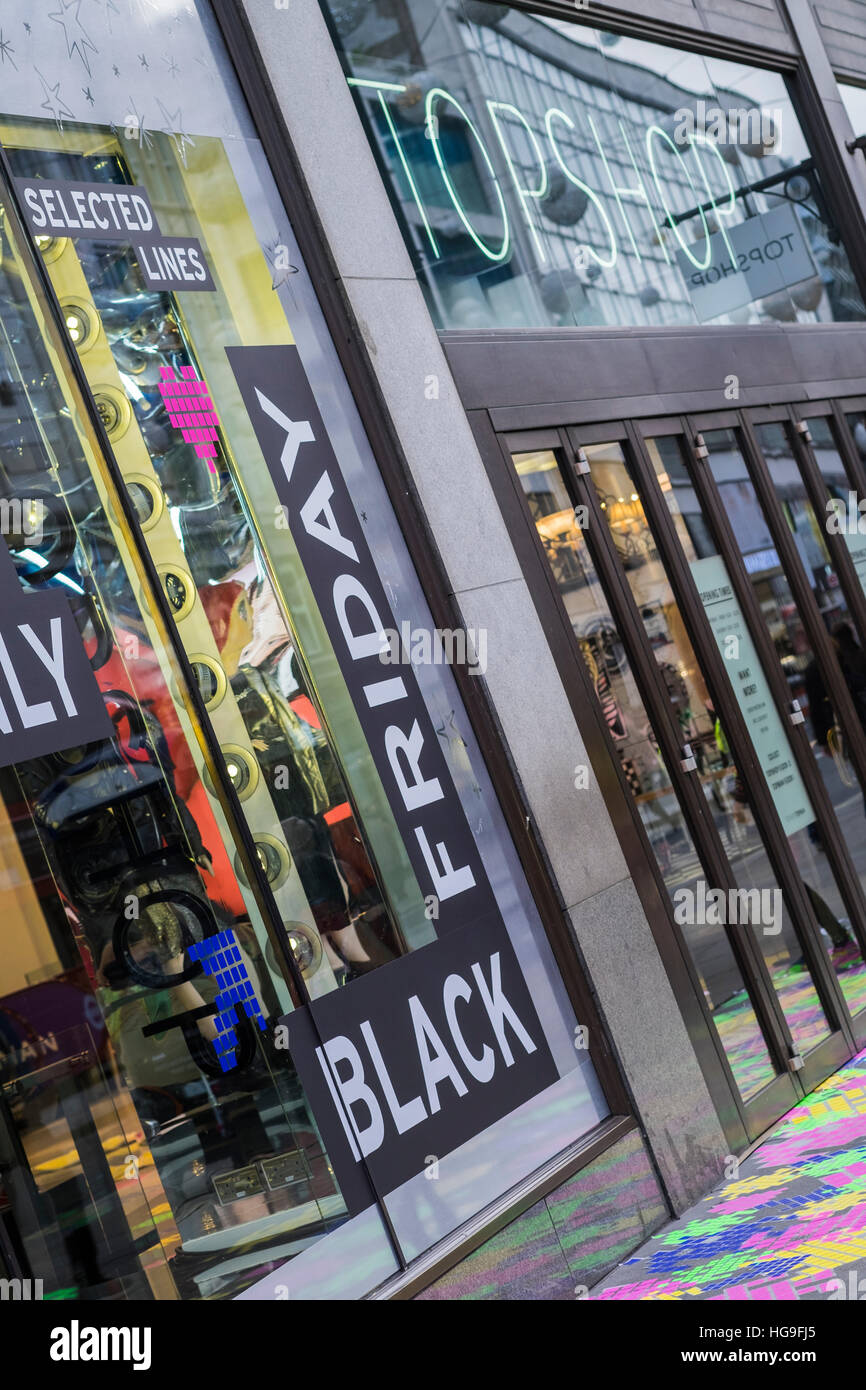 Vente Vendredi noir, Top Shop, Oxford Street, Londres, Angleterre, Royaume-Uni Banque D'Images
