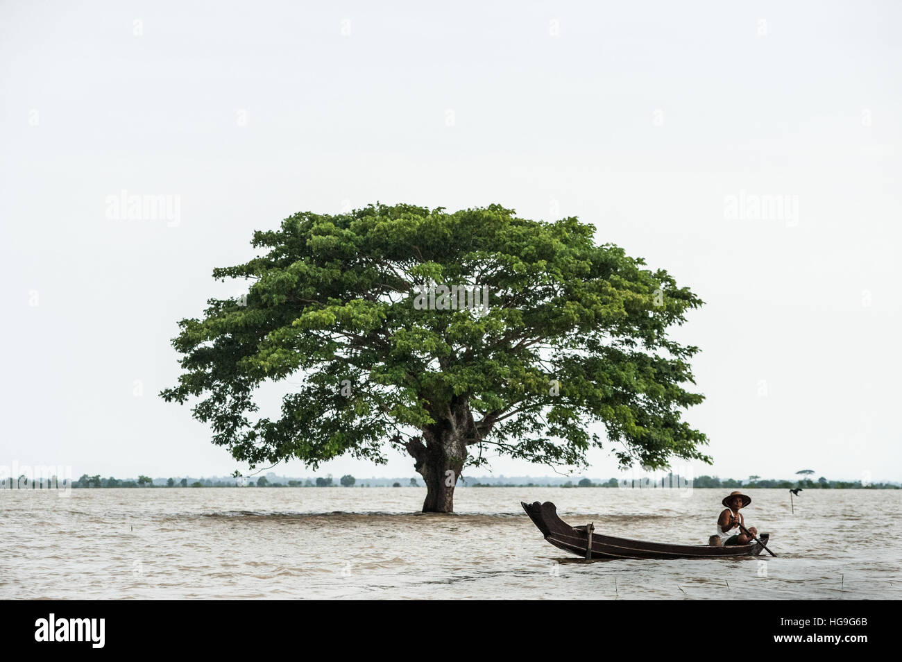 Un voyage par bateau pendant les inondations dans le delta de l'Irrawaddy en Birmanie Banque D'Images