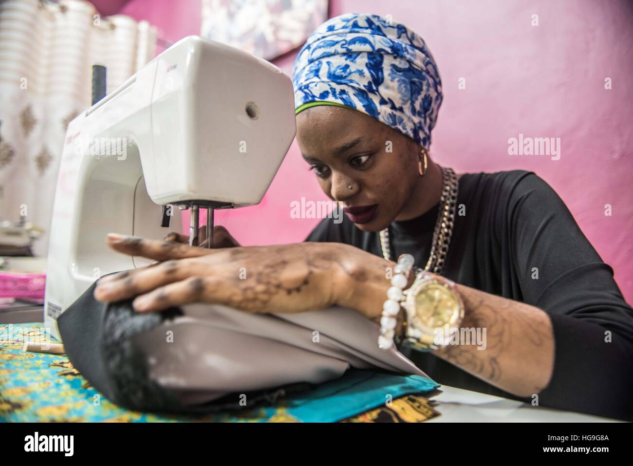 Créateur de mode sur mesure et des vêtements fait en avance sur le festival islamique de l'Aïd à Kampala, Ouganda Banque D'Images