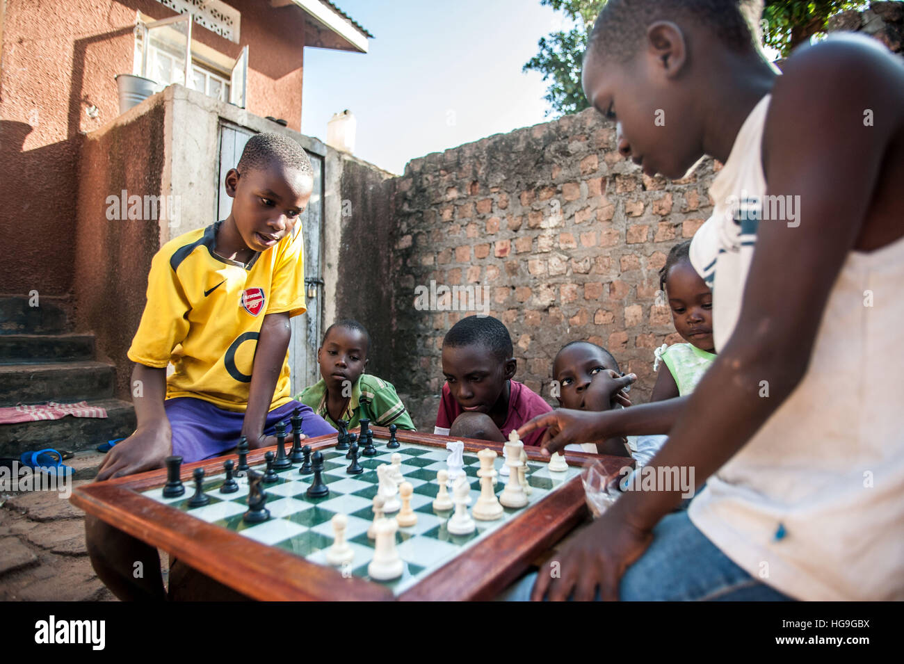 Les enfants jouent aux échecs dans Katwe slum, Kampala, Ouganda Banque D'Images