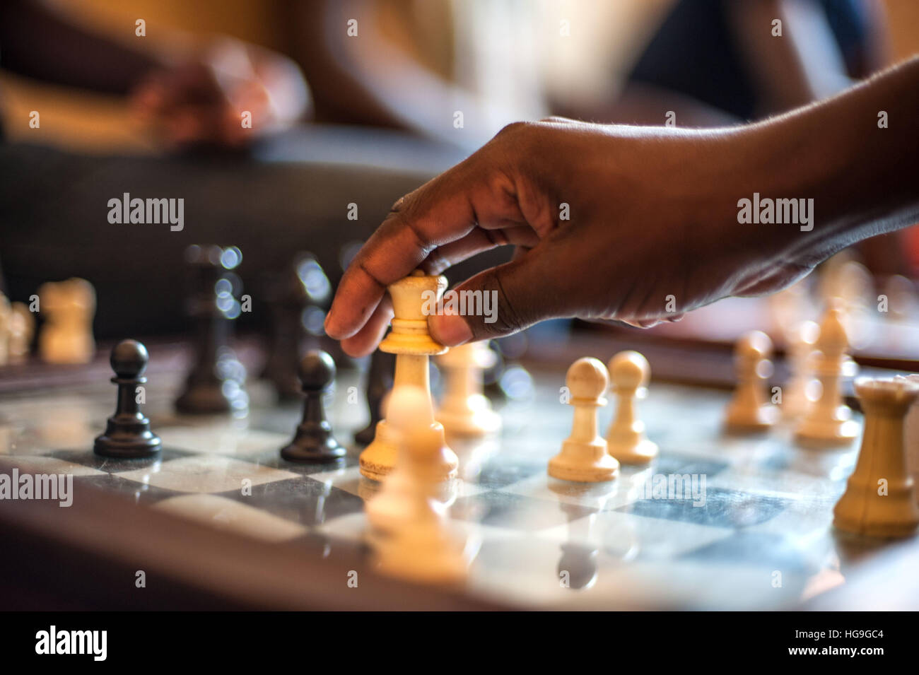 Un jeu d'échecs à Katwe, Ouganda Banque D'Images