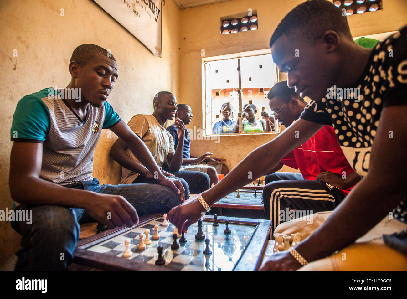 Les enfants jouent aux échecs dans Katwe slum, Kampala, Ouganda Banque D'Images