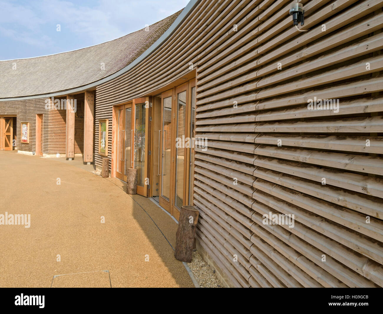 Nouveau revêtement de bois, d'un centre d'accueil, Westonbirt Arboretum, Gloucestershire, Angleterre, Royaume-Uni. Banque D'Images