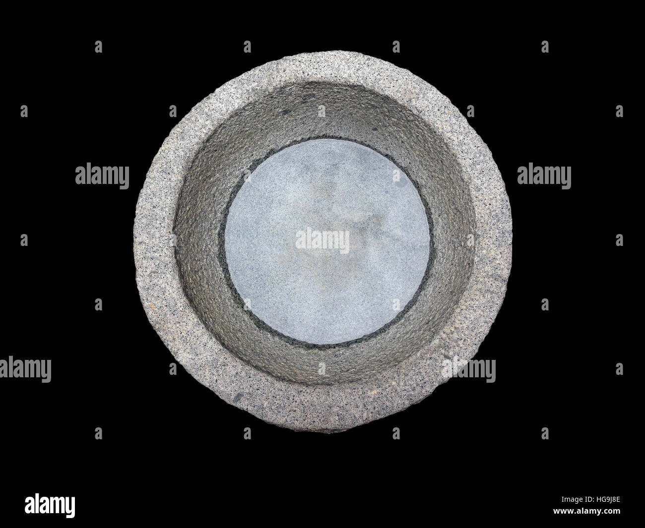 Isoler de mortier, mortier antique Chinois, Pierre de granit mortier avec de l'eau sur fond noir Banque D'Images