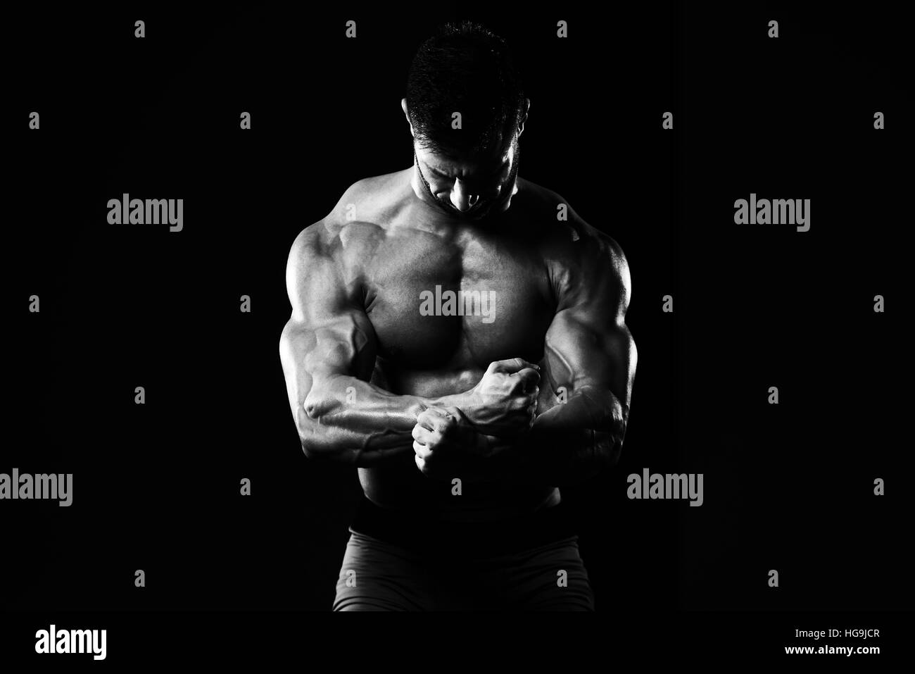 Bel homme Soyons forts dans la salle de sport et Flexing Muscles musculaire - Fitness Model Posing Bodybuilder athlétiques exercices après Banque D'Images