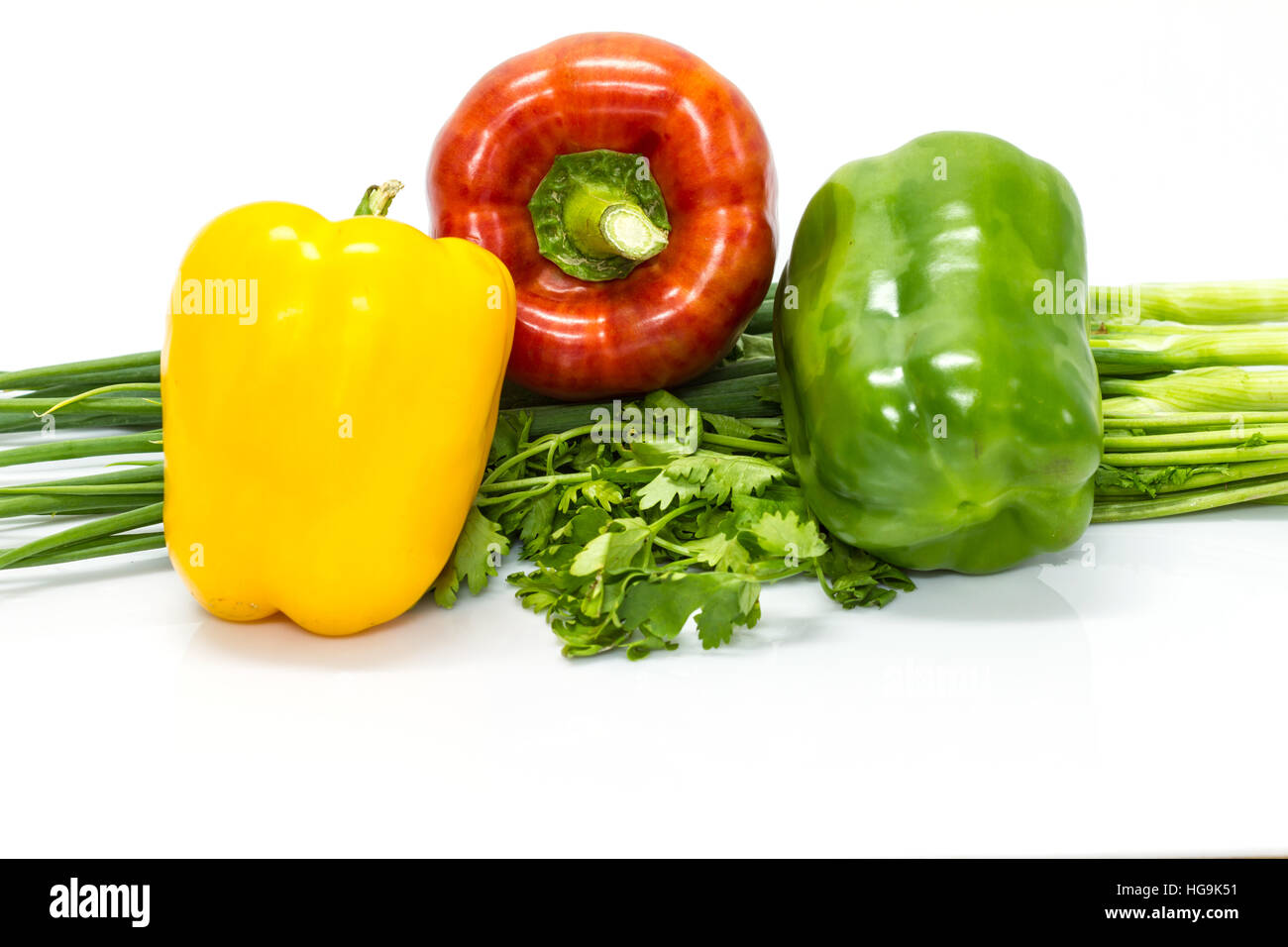 Les poivrons de couleur sur fond blanc avec des légumes frais Banque D'Images