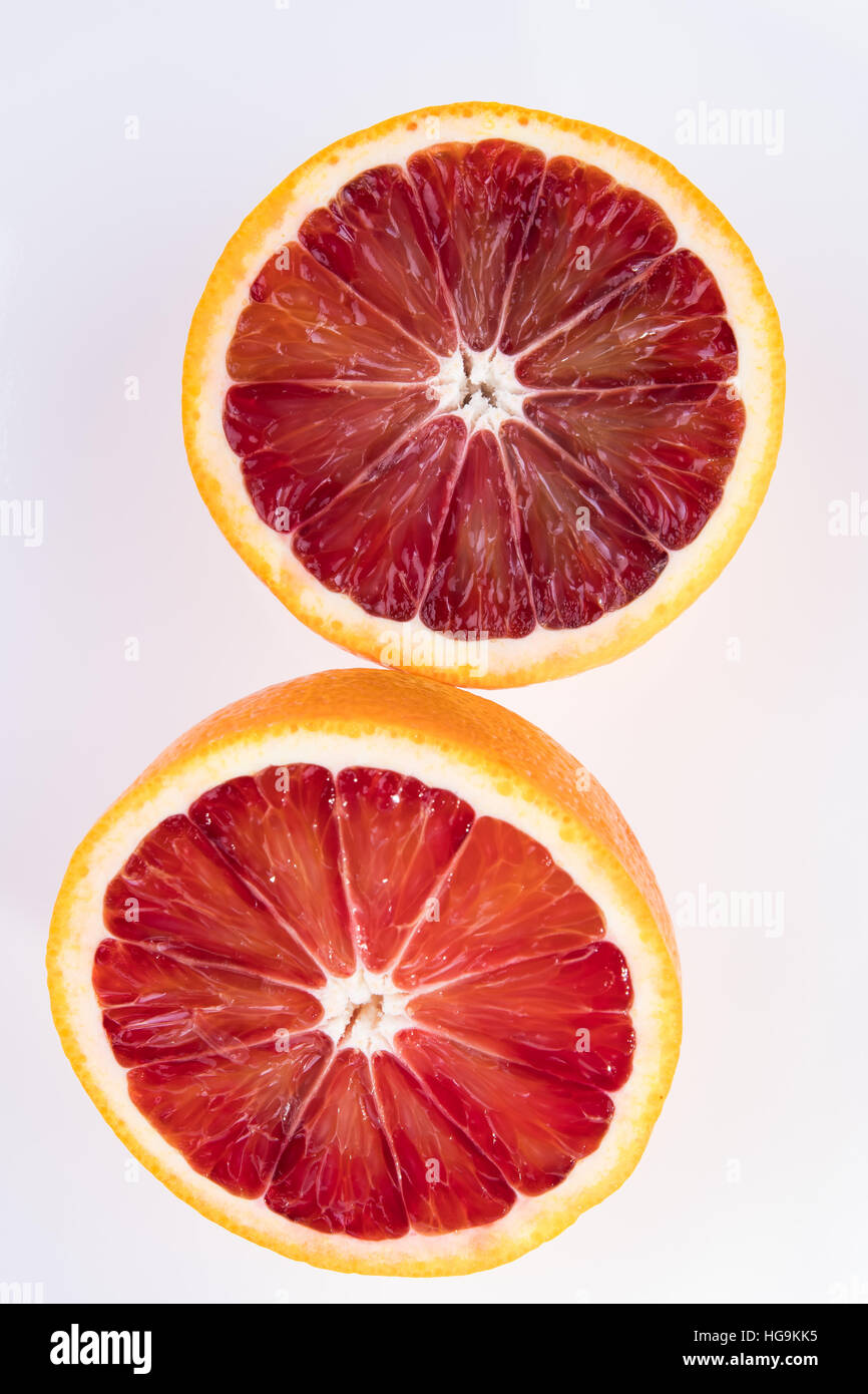 2 moitiés d'un blookd coupe orange isolé sur fond blanc Banque D'Images