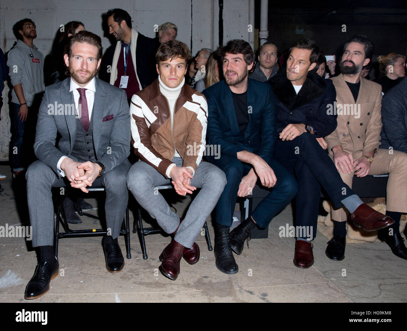 (De gauche à droite) Craig McGinlay, Oliver Cheshire, Robert Konjic, Paul Sculfor et Jack Guinnesson au premier rang du salon TOPMAN Design London Fashion week pour hommes AW17 qui s'est tenu au Topman Show Space, à Londres. Banque D'Images